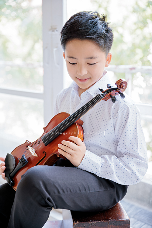 瑞帶著中提琴來拍音樂會寫真，和同學們一起為即將到來的演出努力準備著，穿上白襯衫的瑞，在鏡頭前顯得特別帥氣、沉穩，這張是瑞兩手扶著中提琴坐在階梯上，沒有看鏡頭微笑的一張很有意境的帥氣的音樂會寫真照！