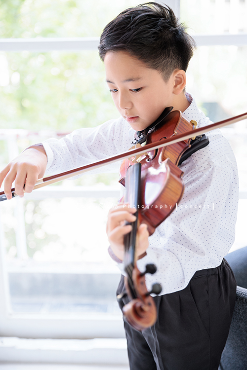 瑞帶著中提琴來拍音樂會寫真，和同學們一起為即將到來的演出努力準備著，穿上白襯衫的瑞，在鏡頭前顯得特別帥氣、沉穩，這張是瑞正專注地在拉中提琴的帥氣音樂會寫真照！