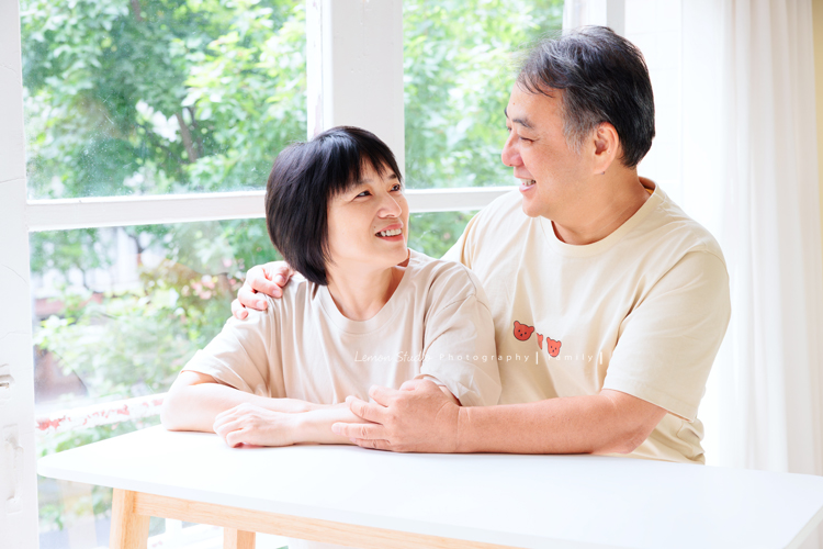 米粒媽麻一家帶著爺爺奶奶與姑姑一起來拍照，這天捕捉到許多可愛又自然的家庭瞬間，爺爺奶奶活潑又疼愛孫子，身為健身教練的姑姑，也和家人留下了不少有趣又充滿活力的合照，這張是爺爺奶奶互看著彼此，充滿愛的互動紀錄！