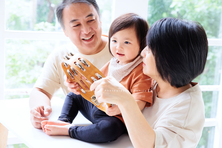 米粒媽麻一家帶著爺爺奶奶與姑姑一起來拍照，這天捕捉到許多可愛又自然的家庭瞬間，爺爺奶奶活潑又疼愛孫子，身為健身教練的姑姑，也和家人留下了不少有趣又充滿活力的合照，這張是爺爺奶奶正在跟小孫女玩的互動紀錄！