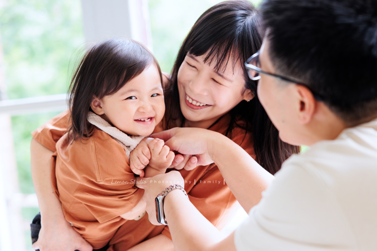 米粒媽麻一家帶著爺爺奶奶與姑姑一起來拍照，這天捕捉到許多可愛又自然的家庭瞬間，爺爺奶奶活潑又疼愛孫子，身為健身教練的姑姑，也和家人留下了不少有趣又充滿活力的合照，這張是爸拔媽麻和小女兒玩耍中的互動紀錄！