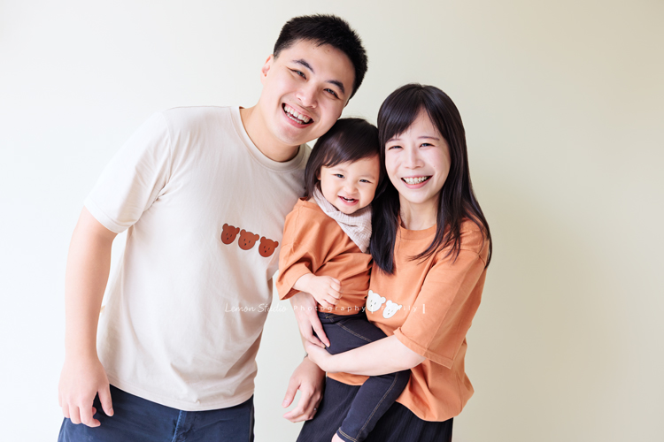 米粒媽麻一家帶著爺爺奶奶與姑姑一起來拍照，這天捕捉到許多可愛又自然的家庭瞬間，爺爺奶奶活潑又疼愛孫子，身為健身教練的姑姑，也和家人留下了不少有趣又充滿活力的合照，這張是一家三口的幸福的全家福合照，小寶貝也笑得好開心啊！