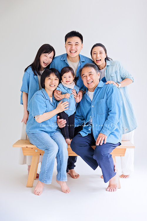 米粒媽麻一家帶著爺爺奶奶與姑姑一起來拍照，這天捕捉到許多可愛又自然的家庭瞬間，爺爺奶奶活潑又疼愛孫子，身為健身教練的姑姑，也和家人留下了不少有趣又充滿活力的合照，這張是一家三口與爺爺奶奶姑姑的全家福大合照，大家的笑容都好燦爛！