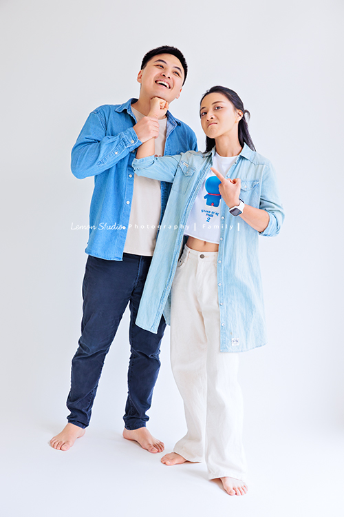 米粒媽麻一家帶著爺爺奶奶與姑姑一起來拍照，這天捕捉到許多可愛又自然的家庭瞬間，爺爺奶奶活潑又疼愛孫子，身為健身教練的姑姑，也和家人留下了不少有趣又充滿活力的合照，這張是爸拔和姑姑可愛的互動紀錄，姑姑拳頭打向爸拔的俏皮合照！