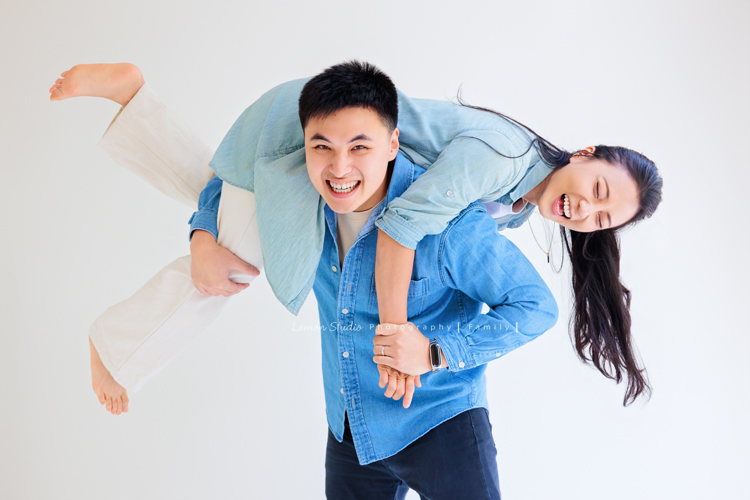 米粒媽麻一家帶著爺爺奶奶與姑姑一起來拍照，這天捕捉到許多可愛又自然的家庭瞬間，爺爺奶奶活潑又疼愛孫子，身為健身教練的姑姑，也和家人留下了不少有趣又充滿活力的合照，這張是爸拔把姑姑扛在身上，感情很好的兩人的互動紀錄！