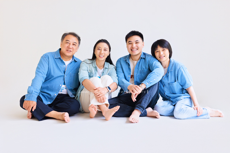 米粒媽麻一家帶著爺爺奶奶與姑姑一起來拍照，這天捕捉到許多可愛又自然的家庭瞬間，爺爺奶奶活潑又疼愛孫子，身為健身教練的姑姑，也和家人留下了不少有趣又充滿活力的合照，這張是爸拔和爺爺奶奶姑姑的原生家庭的四人合照！