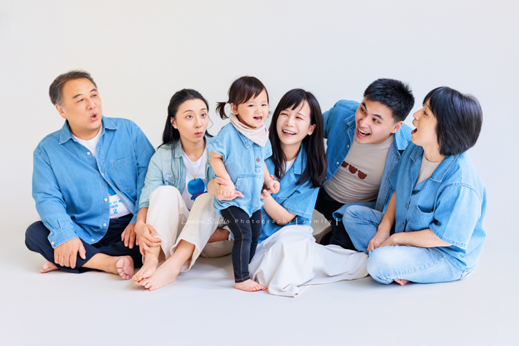 米粒媽麻一家帶著爺爺奶奶與姑姑一起來拍照，這天捕捉到許多可愛又自然的家庭瞬間，爺爺奶奶活潑又疼愛孫子，身為健身教練的姑姑，也和家人留下了不少有趣又充滿活力的合照，這張是大家圍繞著可愛的孫女逗她的樣子，每個人的表情都好逗趣且充滿愛啊！