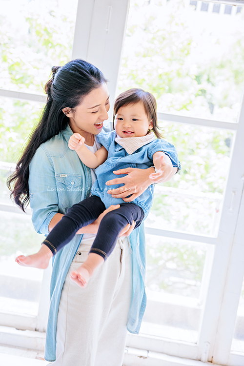 米粒媽麻一家帶著爺爺奶奶與姑姑一起來拍照，這天捕捉到許多可愛又自然的家庭瞬間，爺爺奶奶活潑又疼愛孫子，身為健身教練的姑姑，也和家人留下了不少有趣又充滿活力的合照，這張是姑姑抱著可愛的外甥女，哄著外甥女兩人可愛的互動紀錄！