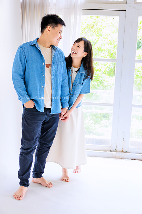 米粒媽麻一家帶著爺爺奶奶與姑姑一起來拍照，這天捕捉到許多可愛又自然的家庭瞬間，爺爺奶奶活潑又疼愛孫子，身為健身教練的姑姑，也和家人留下了不少有趣又充滿活力的合照，這張是米粒媽麻和先生幸福又甜蜜的互動紀錄！