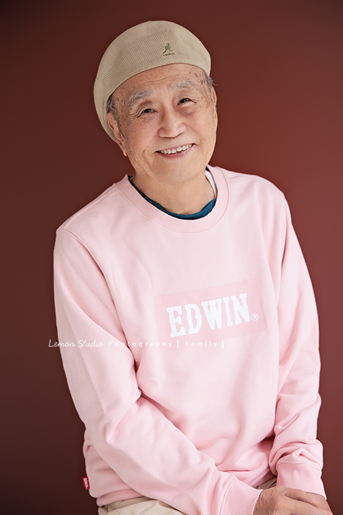 Maggie媽麻一家和妹妹妹婿帶著伯父來拍照，長輩同行的畫面總是多了一份沉靜的美，這天除了拍許多家庭合照，都是音樂性社團的兄妹倆拍照時，好像下一秒就能變成音樂人的專輯封面，這張是伯父的個人寫真獨照，伯父笑得很開心啊！