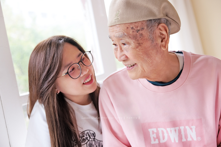 Maggie媽麻一家和妹妹妹婿帶著伯父來拍照，長輩同行的畫面總是多了一份沉靜的美，這天除了拍許多家庭合照，都是音樂性社團的兄妹倆拍照時，好像下一秒就能變成音樂人的專輯封面，這張是Maggie媽麻和伯父兩人的互動紀錄！