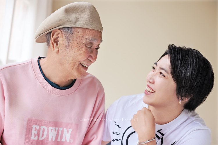 Maggie媽麻一家和妹妹妹婿帶著伯父來拍照，長輩同行的畫面總是多了一份沉靜的美，這天除了拍許多家庭合照，都是音樂性社團的兄妹倆拍照時，好像下一秒就能變成音樂人的專輯封面，這張是Maggie媽麻的妹妹和伯父兩人的互動紀錄！
