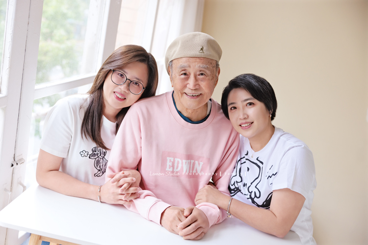 Maggie媽麻一家和妹妹妹婿帶著伯父來拍照，長輩同行的畫面總是多了一份沉靜的美，這天除了拍許多家庭合照，都是音樂性社團的兄妹倆拍照時，好像下一秒就能變成音樂人的專輯封面，這張是Maggie媽媽和妹妹和伯父三人的全家福！