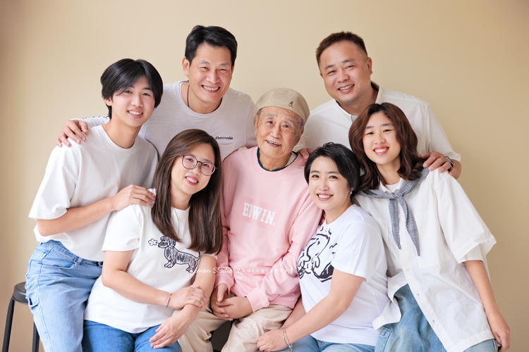 Maggie媽麻一家和妹妹妹婿帶著伯父來拍照，長輩同行的畫面總是多了一份沉靜的美，這天除了拍許多家庭合照，都是音樂性社團的兄妹倆拍照時，好像下一秒就能變成音樂人的專輯封面，這張是全家人和外公一起的大合照全家福！