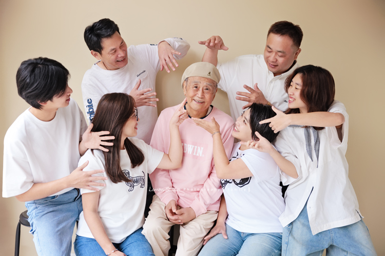 Maggie媽麻一家和妹妹妹婿帶著伯父來拍照，長輩同行的畫面總是多了一份沉靜的美，這天除了拍許多家庭合照，都是音樂性社團的兄妹倆拍照時，好像下一秒就能變成音樂人的專輯封面，這張是全家人和外公一起的大合照全家福！全家人看著外公，是一張充滿愛的全家福！