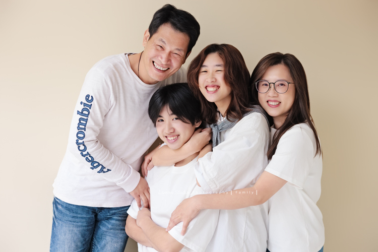 Maggie媽麻一家和妹妹妹婿帶著伯父來拍照，長輩同行的畫面總是多了一份沉靜的美，這天除了拍許多家庭合照，都是音樂性社團的兄妹倆拍照時，好像下一秒就能變成音樂人的專輯封面，這張是Maggie媽麻一家人的全家福！