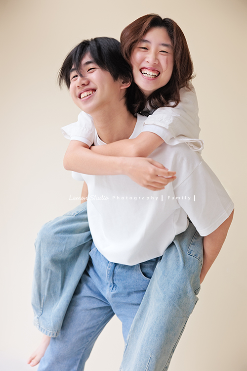 Maggie媽麻一家和妹妹妹婿帶著伯父來拍照，長輩同行的畫面總是多了一份沉靜的美，這天除了拍許多家庭合照，都是音樂性社團的兄妹倆拍照時，好像下一秒就能變成音樂人的專輯封面，這張是Maggie媽麻的兩個孩子兄妹倆的合照，哥哥背著妹妹兩人笑得很開心的合照！