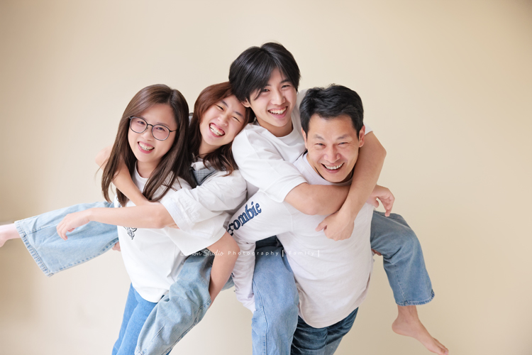 Maggie媽麻一家和妹妹妹婿帶著伯父來拍照，長輩同行的畫面總是多了一份沉靜的美，這天除了拍許多家庭合照，都是音樂性社團的兄妹倆拍照時，好像下一秒就能變成音樂人的專輯封面，這張是Maggie媽麻一家四口的全家福！大家都笑得好開心啊！