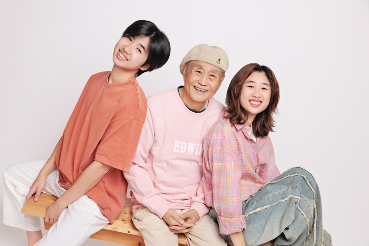 Maggie媽麻一家和妹妹妹婿帶著伯父來拍照，長輩同行的畫面總是多了一份沉靜的美，這天除了拍許多家庭合照，都是音樂性社團的兄妹倆拍照時，好像下一秒就能變成音樂人的專輯封面，這張是兩個孫孩和外公的三人的合照，三人都笑得很開心啊！