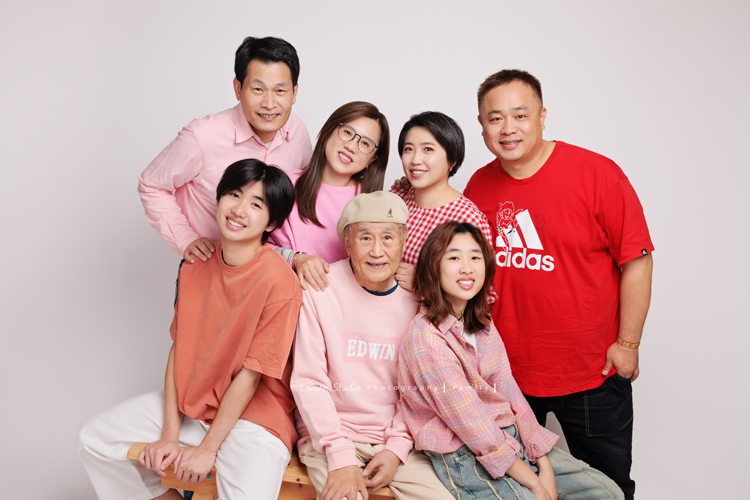 Maggie媽麻一家和妹妹妹婿帶著伯父來拍照，長輩同行的畫面總是多了一份沉靜的美，這天除了拍許多家庭合照，都是音樂性社團的兄妹倆拍照時，好像下一秒就能變成音樂人的專輯封面，這張是全部的家人和外公一起的大合照全家福！