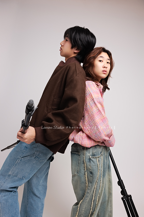Maggie媽麻一家和妹妹妹婿帶著伯父來拍照，長輩同行的畫面總是多了一份沉靜的美，這天除了拍許多家庭合照，都是音樂性社團的兄妹倆拍照時，好像下一秒就能變成音樂人的專輯封面，這張是兄妹倆拿起地上的腳架當作樂器般的擺姿勢，兩人好有音樂人的感覺啊！