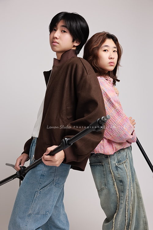 Maggie媽麻一家和妹妹妹婿帶著伯父來拍照，長輩同行的畫面總是多了一份沉靜的美，這天除了拍許多家庭合照，都是音樂性社團的兄妹倆拍照時，好像下一秒就能變成音樂人的專輯封面，這張是兄妹倆拿起地上的腳架當作樂器般的擺姿勢，兩人好有音樂人的感覺啊，這張是兩人背對背一起酷酷地看著鏡頭的合照！