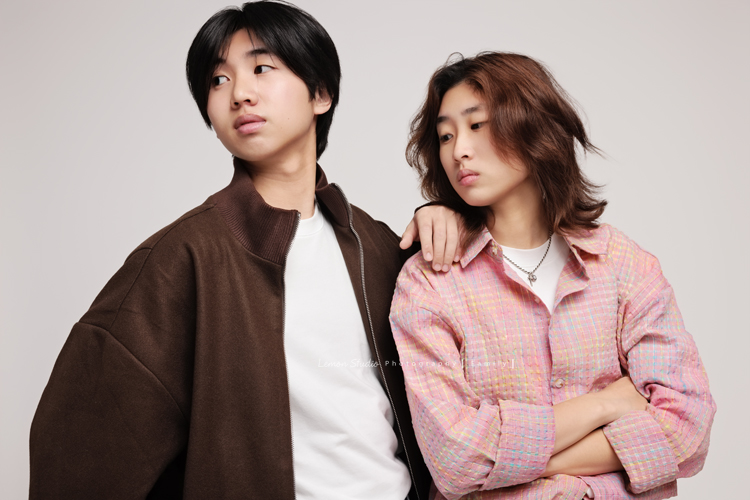 Maggie媽麻一家和妹妹妹婿帶著伯父來拍照，長輩同行的畫面總是多了一份沉靜的美，這天除了拍許多家庭合照，都是音樂性社團的兄妹倆拍照時，好像下一秒就能變成音樂人的專輯封面，這張是兄妹倆酷酷地沒有看鏡頭的合照！