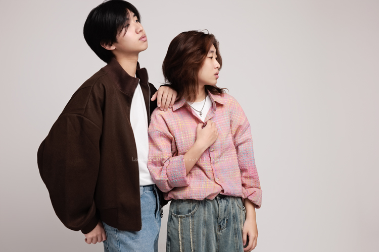 Maggie媽麻一家和妹妹妹婿帶著伯父來拍照，長輩同行的畫面總是多了一份沉靜的美，這天除了拍許多家庭合照，都是音樂性社團的兄妹倆拍照時，好像下一秒就能變成音樂人的專輯封面，這張是兄妹倆酷酷地看像遠方、哥哥的手搭在妹妹的肩膀上的合照！