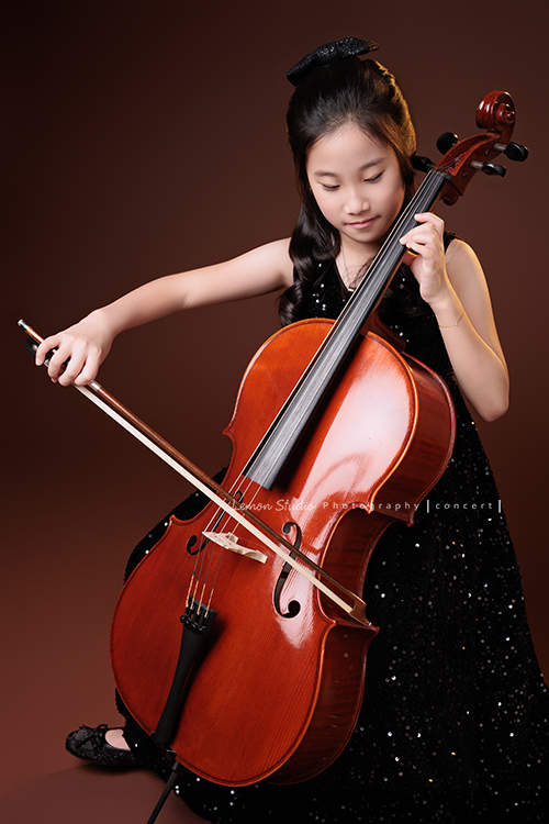 Tristan & Natalie兄妹倆帶著大提琴來拍照，和同學們一起為音樂會做準備，兄妹倆活潑又有默契，這次大家準備的團服也格外亮眼，每一張照片都展現出屬於他們自己的風格與魅力，這張是Natalie正專心地拉大提琴的大提琴音樂寫真照！