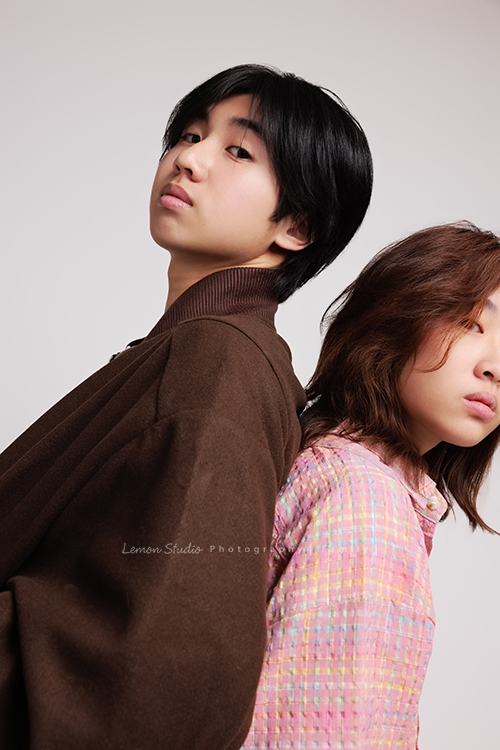 Maggie媽麻一家和妹妹妹婿帶著伯父來拍照，長輩同行的畫面總是多了一份沉靜的美，這天除了拍許多家庭合照，都是音樂性社團的兄妹倆拍照時，好像下一秒就能變成音樂人的專輯封面，這張是兄妹倆背對背看著鏡頭很有意境的一張合照！