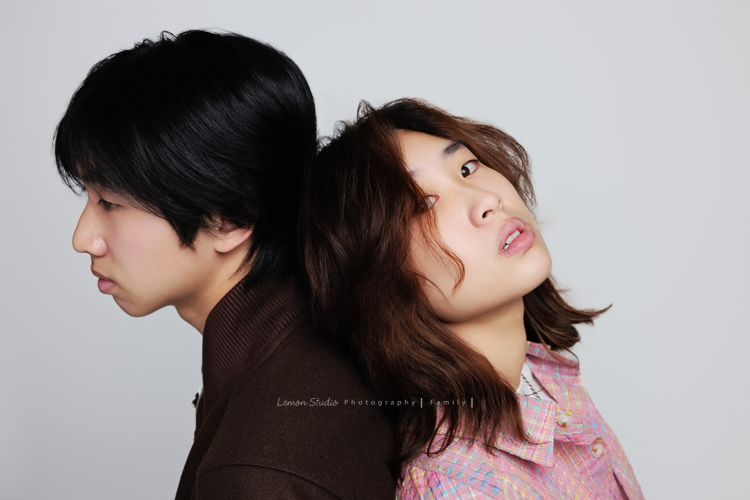 Maggie媽麻一家和妹妹妹婿帶著伯父來拍照，長輩同行的畫面總是多了一份沉靜的美，這天除了拍許多家庭合照，都是音樂性社團的兄妹倆拍照時，好像下一秒就能變成音樂人的專輯封面，這張是兄妹倆背對背哥哥沒有看鏡頭，妹妹仰著頭看著鏡頭的一張很有意境的一張合照！