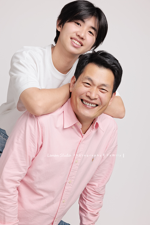 Maggie媽麻一家和妹妹妹婿帶著伯父來拍照，長輩同行的畫面總是多了一份沉靜的美，這天除了拍許多家庭合照，都是音樂性社團的兄妹倆拍照時，好像下一秒就能變成音樂人的專輯封面，這張是先生和大兒子兩人的合照！好有Fu的一張父子兩的合照！