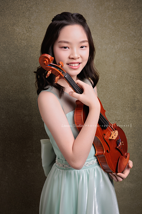 這是 Audrey 第三次來拍音樂會寫真,今年的她,又長大了一些,越來越美,也越來越有屬於自己的氣質,這張是Audrey穿著淡綠色的小禮服,兩手拿著小提琴在胸前、看著鏡頭微笑的一張很美的小提琴音樂會寫真!