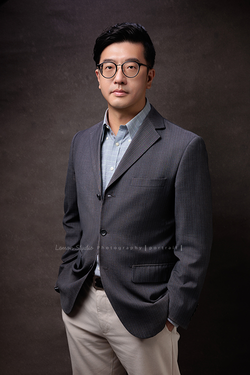 律師Kris的形象照拍攝,燈光與背景恰如其分,勾勒出他沉穩、帥氣且具質感的專業形象,這張是Kris兩手放在口袋裡,有點酷酷地沈穩地看著鏡頭!