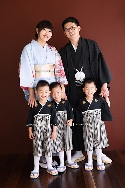 小菁媽麻一家人來拍照，特別準備了一套日式服裝，三歲的三胞胎兄弟活潑又有默契，互動之間滿是笑聲與活力，這張是全家人站著拍的全家福家庭寫真，孩子們太可愛了！