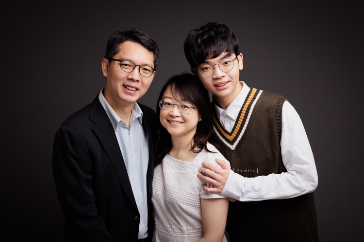 台怡媽麻和先生,帶著二十歲的兒子一起來家庭寫真,這次台怡媽麻特別準備了,三人不同顏色的帽T,這張是一家三口穿著正式服裝的全家福,媽麻在兩位男士的中間,兒子搭著媽麻的肩膀、三人都看著鏡頭微笑的全家福!