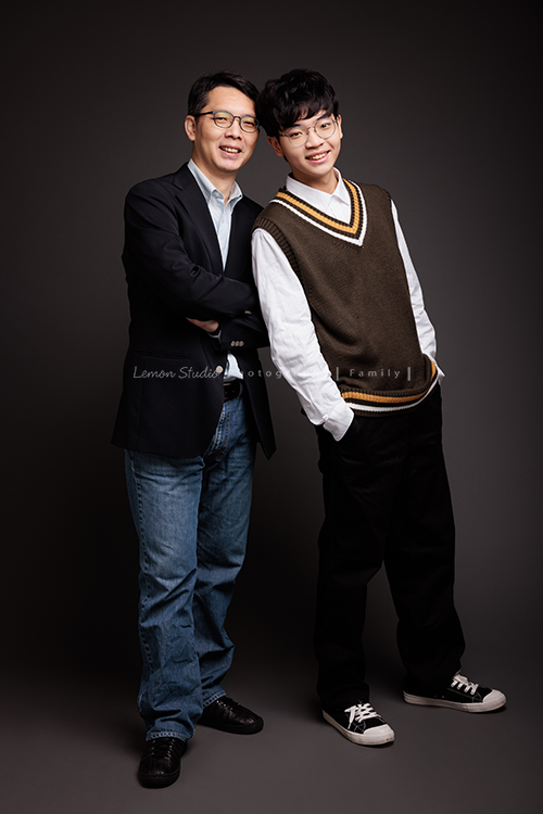 台怡媽麻和先生,帶著二十歲的兒子一起來家庭寫真,這次台怡媽麻特別準備了,三人不同顏色的帽T,這張是爸拔和兒子兩人穿著正式的衣服倆人頭靠著頭站在一起,微笑地看著鏡頭,好喜歡這張相片中兩人的情感的互動!