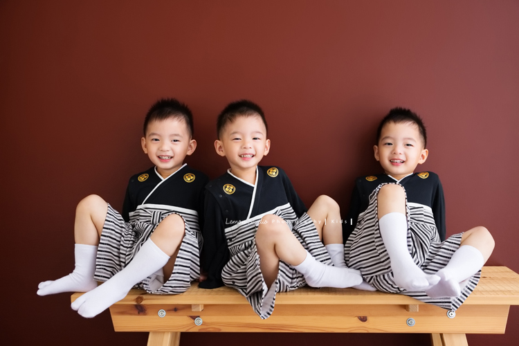 小菁媽麻一家人來拍照，特別準備了一套日式服裝，三歲的三胞胎兄弟活潑又有默契，互動之間滿是笑聲與活力，這張是三兄弟坐在椅子上笑得很開心的可愛三胞胎合照相片！