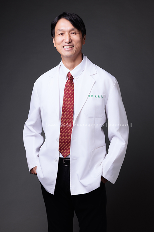 中醫師王醫師來拍醫師形象照,這張是王醫師兩手放口袋、輕鬆自信地看著鏡頭微笑的專業中醫師形象照!