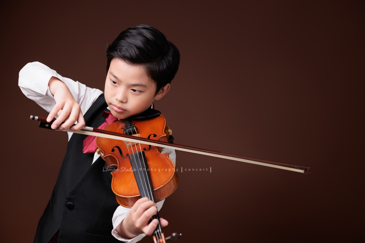 Jonathan & Chloe兄妹倆來拍提琴音樂寫真，再次站在鏡頭前，今年的 Jonathan 明顯長大了許多，Chloe非常活潑可愛，主動幫忙帶動現場氣氛，讓整個拍攝過程溫馨又美好，這張是Jonathan很專心帥氣地正在拉提琴、沒有看鏡頭的音樂寫真照！