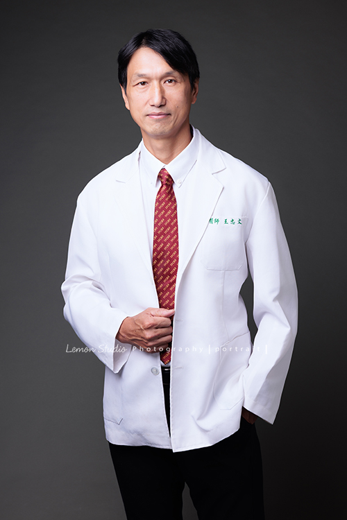 中醫師王醫師來拍醫師形象照,這張是王醫師一手放口袋、一手放在醫師袍上,沈穩有自信地看著鏡頭的專業中醫師形象照!