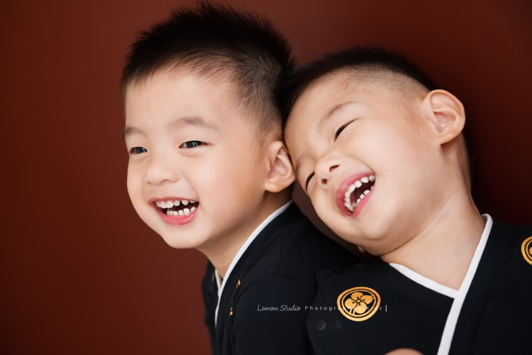 小菁媽麻一家人來拍照，特別準備了一套日式服裝，三歲的三胞胎兄弟活潑又有默契，互動之間滿是笑聲與活力，這張是兩個兄弟互動很開心的可愛相片！