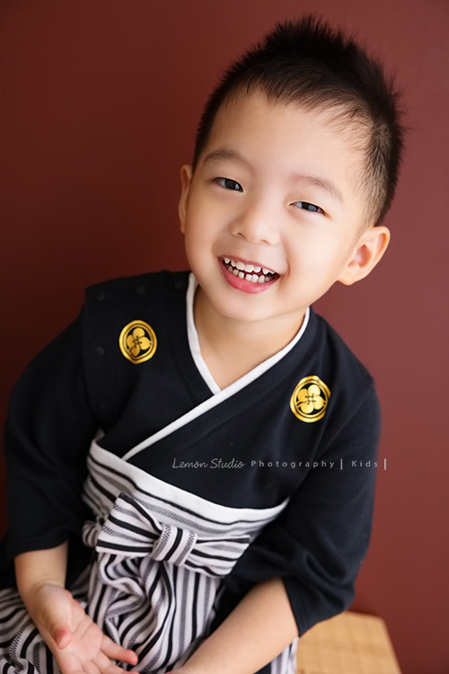 小菁媽麻一家人來拍照，特別準備了一套日式服裝，三歲的三胞胎兄弟活潑又有默契，互動之間滿是笑聲與活力，這張是三胞胎的其中一位男孩笑得很開心的很可愛的個人兒童寫真照！