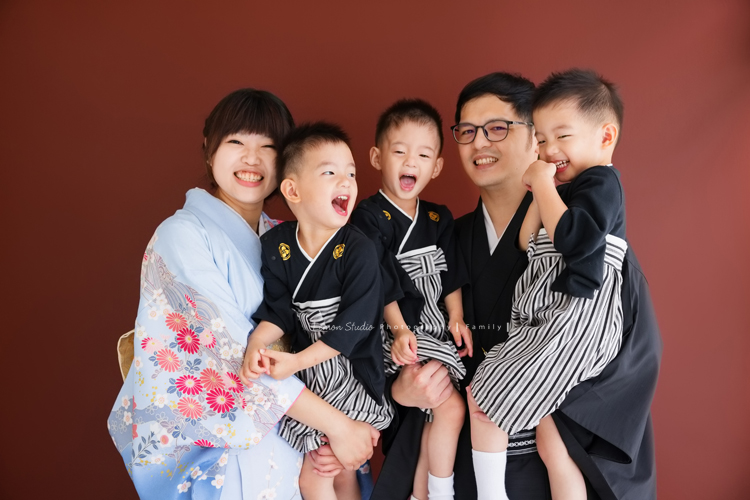 小菁媽麻一家人來拍照，特別準備了一套日式服裝，三歲的三胞胎兄弟活潑又有默契，互動之間滿是笑聲與活力，這張是爸拔媽麻抱著三兄弟的全家福家庭寫真，孩子們很活潑可愛啊！