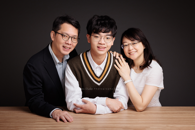 台怡媽麻和先生,帶著二十歲的兒子一起來家庭寫真,這次台怡媽麻特別準備了,三人不同顏色的帽T,這張是一家三口穿著正式服裝的全家福,三人都看著鏡頭微笑!