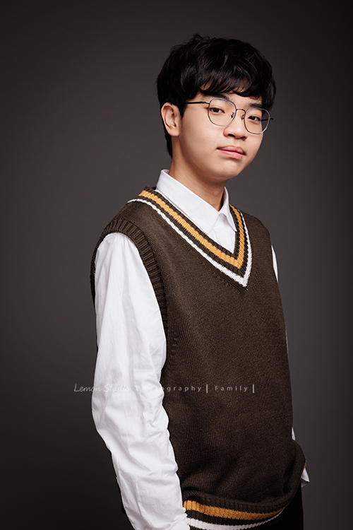 台怡媽麻和先生,帶著二十歲的兒子一起來家庭寫真,這次台怡媽麻特別準備了,三人不同顏色的帽T,這張是兒子穿著正式的衣服酷酷地看著鏡頭的個人寫真照!