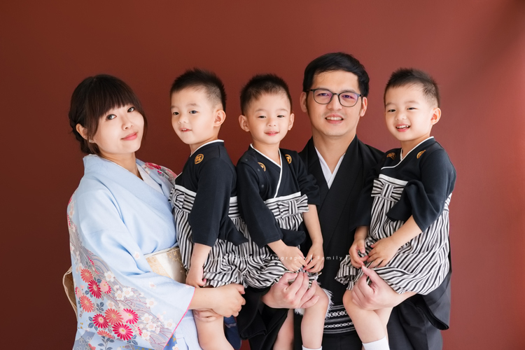 小菁媽麻一家人來拍照，特別準備了一套日式服裝，三歲的三胞胎兄弟活潑又有默契，互動之間滿是笑聲與活力，這張是爸拔媽麻抱著三兄弟的全家福家庭寫真！