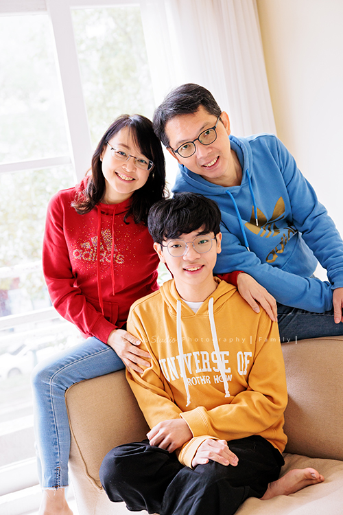 台怡媽麻和先生,帶著二十歲的兒子一起來家庭寫真,這次台怡媽麻特別準備了,三人不同顏色的帽T,這張是一家三口穿著不同顏色的帽T的全家福,畫面因為顏色感覺很豐富活潑,三人都看著鏡頭微笑!