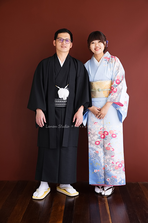 小菁媽麻一家人來拍照，特別準備了一套日式服裝，三歲的三胞胎兄弟活潑又有默契，互動之間滿是笑聲與活力，這張是爸拔媽麻站在一起的夫妻和照，好幸福的感覺啊！