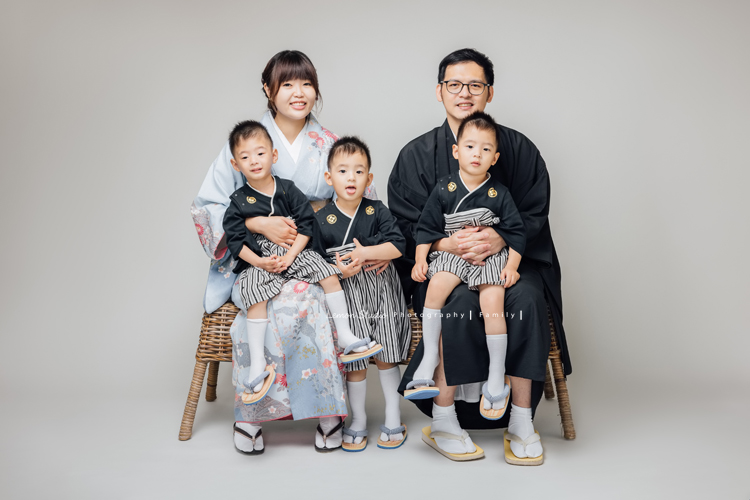 小菁媽麻一家人來拍照，特別準備了一套日式服裝，三歲的三胞胎兄弟活潑又有默契，互動之間滿是笑聲與活力，這張是爸拔媽麻抱著三兄弟坐在椅子上的全家福家庭寫真，孩子們很活潑可愛啊！
